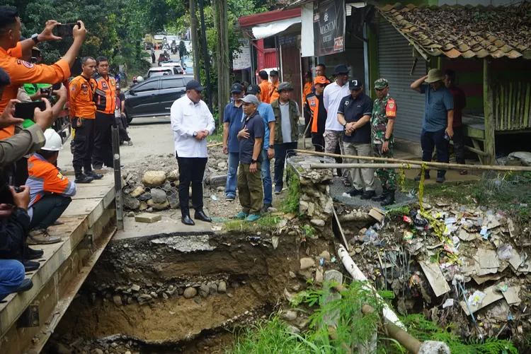 Bupati Bogor Rudy Susmanto meninjau perbaikan&nbsp;jembatan amblas di Desa Tajur, Kecamatan Citeureup, Kabupaten Bogor, Minggu, 2 Maret 2025.
