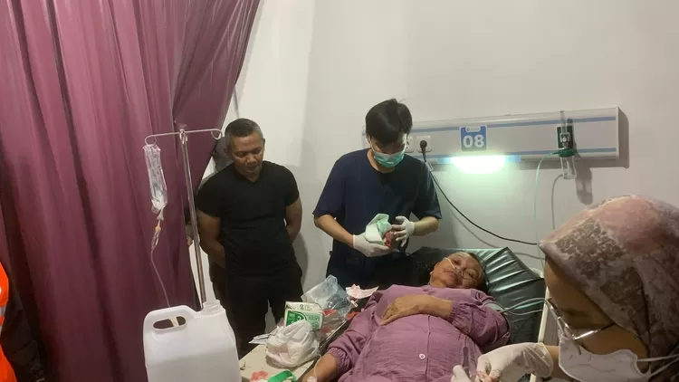 Kondisi salah satu korban tertimbun longsor sedang mendapatkan perawatan di RS UMMI Bogor. 
