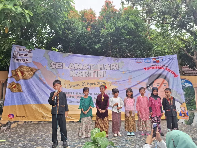 Memperingati Hari Kartini, SD Negeri Sindangbarang 1 adalan lomba Mojang Jajaka dan Fashion Show untuk mengembangkan rasa percaya diri