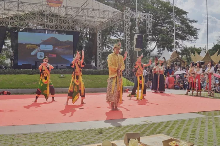 Penampilan tarian budaya khas Jawa Timur yang dilakukan oleh booth Jatimatra.