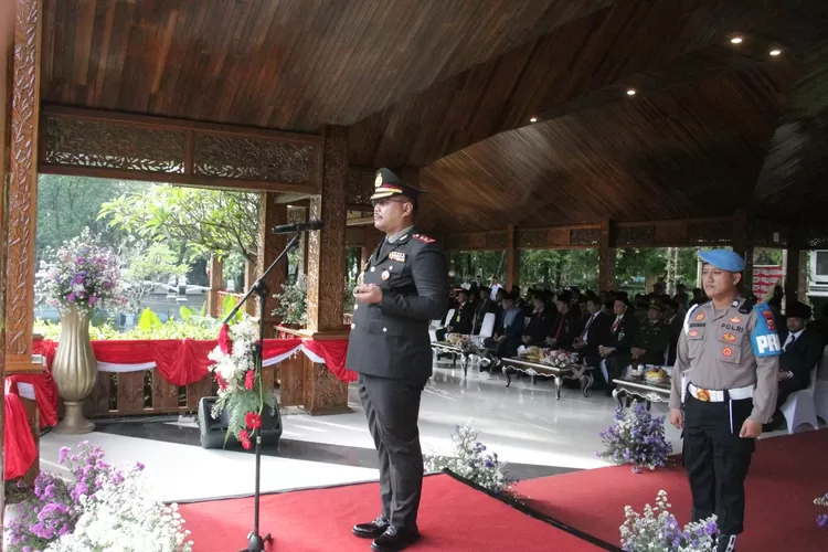 Kapolres Purwakarta, AKBP Lilik Ardhiansyah menjadi inspektur upacara.