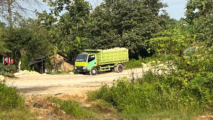 Truk tambang melintas di Klapanunggal, Kabupaten Bogor, Senin, 2 Juni 2025.