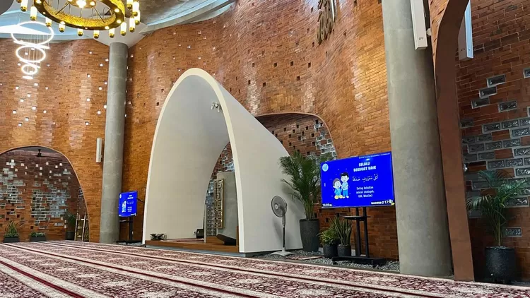 Masjid Attaqwa di Kelurahan Cirimekar, Kecamatan Cibinong, Kabupaten Bogor.