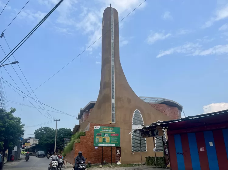 Masjid Attaqwa di Kelurahan Cirimekar, Kecamatan Cibinong, Kabupaten Bogor.