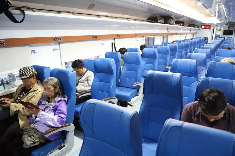 Kereta ekonomi new generation relasi Bogor - Sukabumi