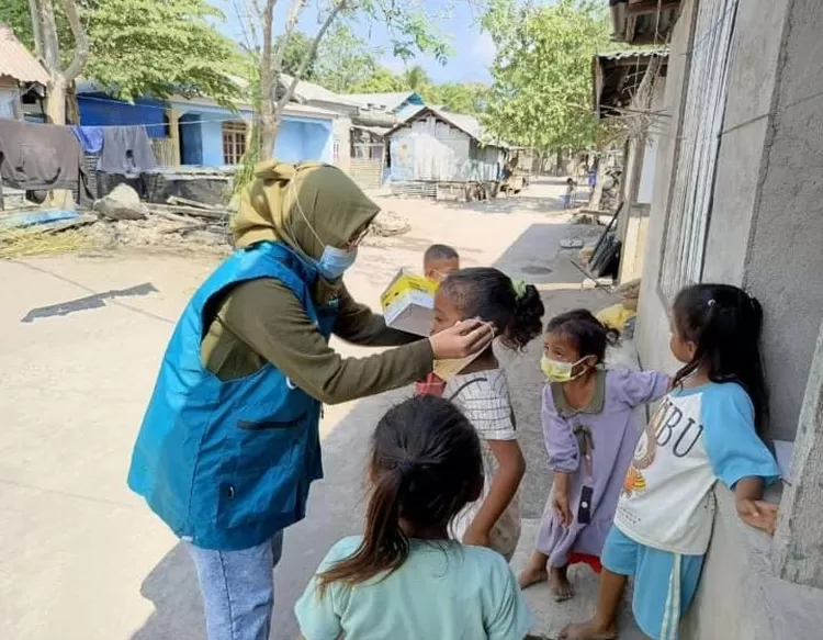 Anak-anak mengenakan masker sebagai perlindungan saat erupsi Gunung Lewotobi Laki-laki terjadi.
