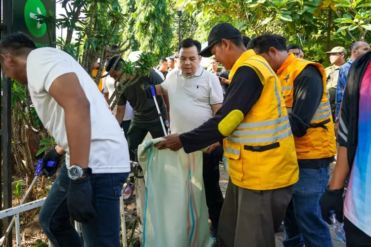 Ketua DPRD Kota Bogor Adityawarman Adil ikut serta kegiatan bebersih bersama Menteri LH Hanif Faisol 