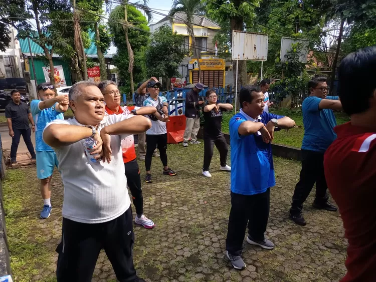 Ketiga Direksi PT BPR Bank Kota Bogor saat mengikuti senam sehat bersama PWI Kota Bogor. 