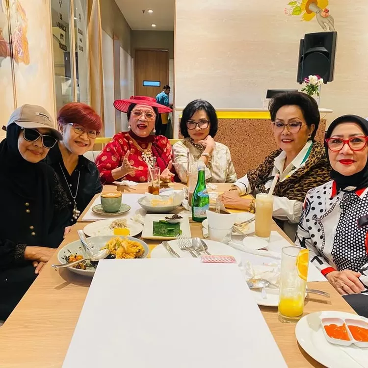 Vivi Sumanti dalam satu kegiatan bersama para penyanyi lawas