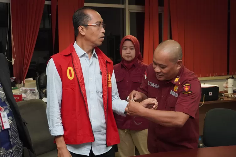 RY, salah seorang tersangka dalam kasus dugaan korupsi Pasar Cinde