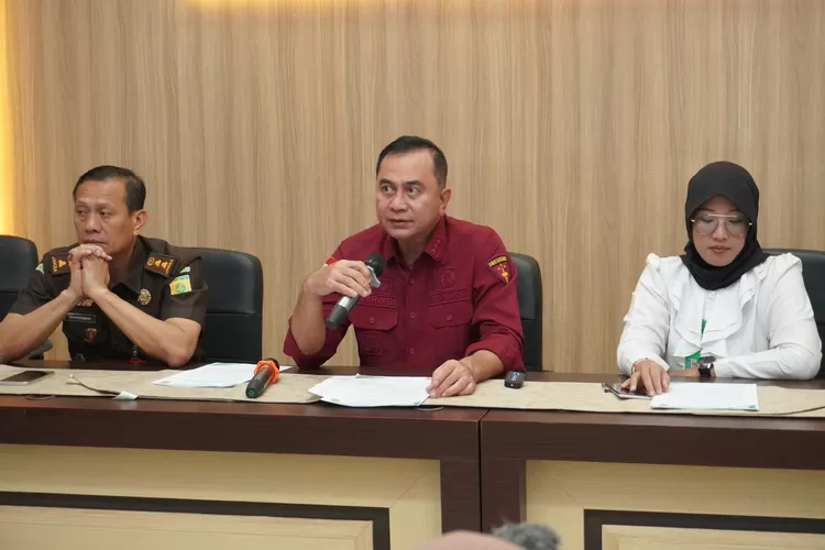 Aspidsus Kejati Sumsel, Umaryadi, didampingi Kasi Penkum Vanny Yulia Eka Sari, menjelaskan bahwa penetapan keempat tersangka akan menyusul tersangka lainnya.