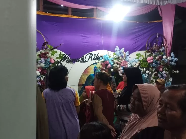 pelaminan pengantin pun dipadati penonton