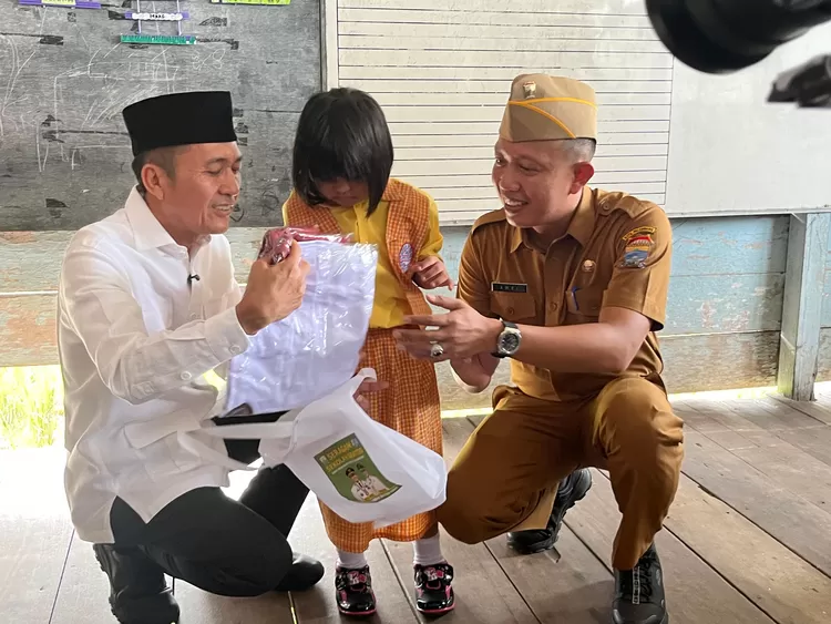 seragam gratis dibagikan Wali Kota Palembang dan Kepala Dinas PendidikanK