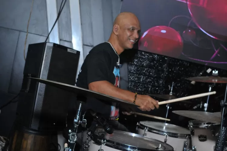 Rerem Drumer Grass Rock