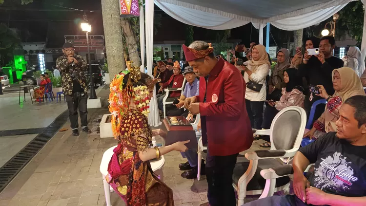 sekapur sirih dalam tarian persembahan diterima Ketua DKP Muhamad Nasir