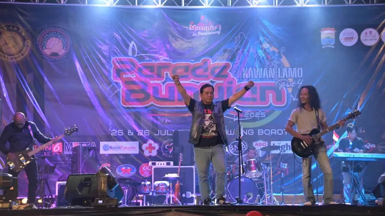 Gong Sriwijaya Band, dimotori Pakde Singgi dengan persoenl Ovi Vokalis, Hendri gitar, Bakar drum, dan Ucen Keyboard tampil ganas membawakan lagu Deep Purple. 