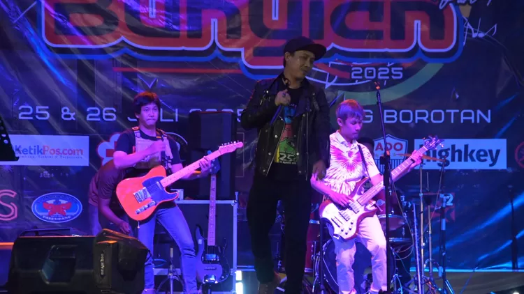 Moksa Band dengan vokalis Anang mampu membakar andrenalis penonton