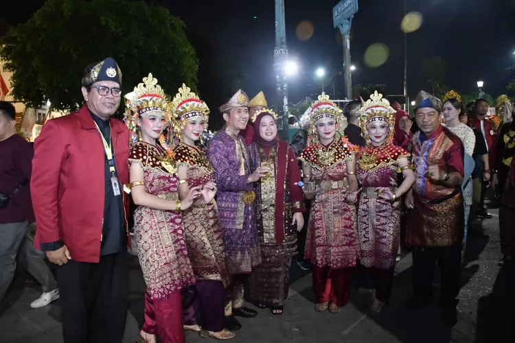 Ketua DKP M Nasir, bersama Walikota Palembang dan para penari di JKPI Yogyakarta