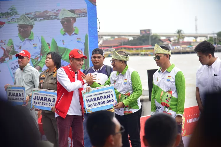 para juara perahu hias mendapat hadiah dari Wali Kota Palembang