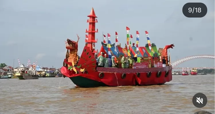 Perahu hias  Dinas Kesehatan Palembang menjadi juara  harapan 1