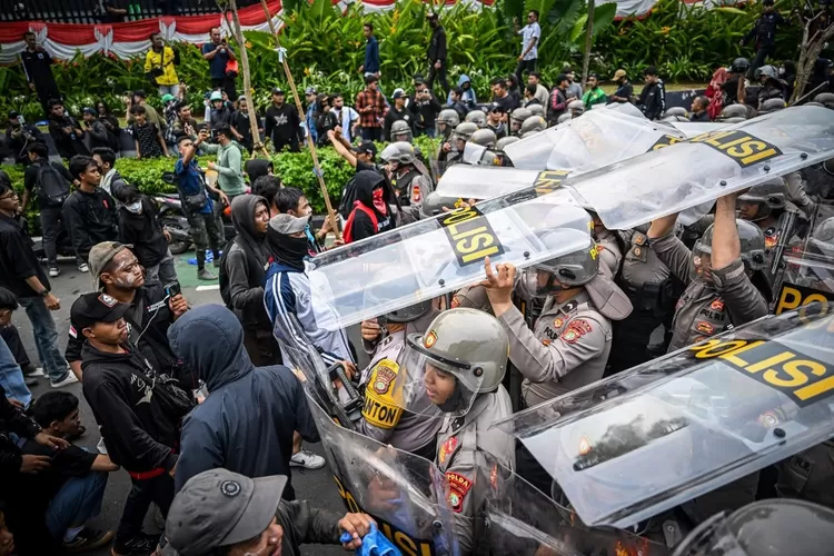 Bentrok di Senayan: Ribuan Pelajar & Mahasiswa Geruduk DPR, Tolak Tunjangan Rp50 Juta untuk Wakil Rakyat