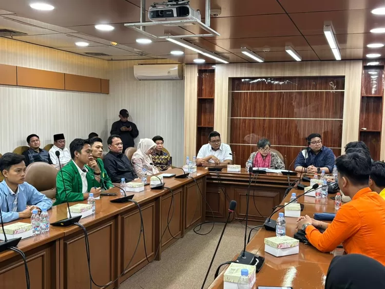 Ketua DPRD Provinsi Sumatera Selatan (Sumsel) Andie Dinialdie memenuhi janjinya untuk mengawal aspirasi mahasiswa hingga ke tingkat pusat