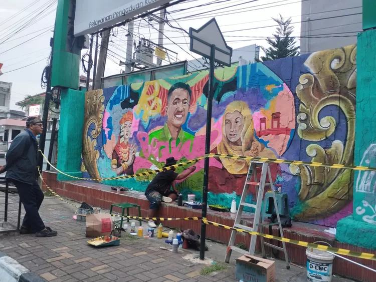 Juara I, mural graviti duo ratu, ratu dewa dan ratu sinuhun sedang dalam pengerjaan