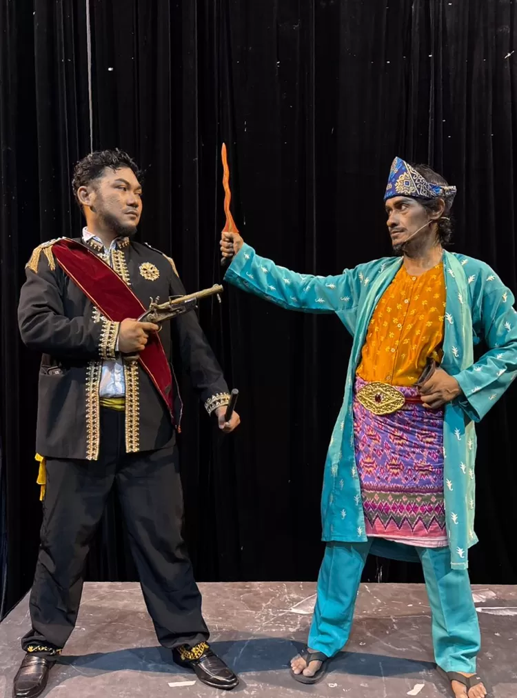 dua tokoh kontra di teater SMB IIHarimau yang Tak  Dapat dijinakkan. SMB II dengan kerisnya dan penguasa Belanda dengan  senpinya.