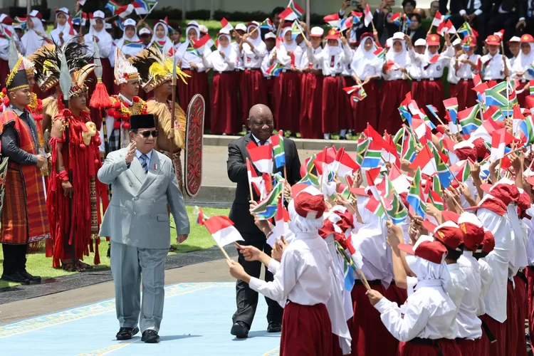 Cyril tiba diiringi 120 pasukan berkuda dari Monumen Nasional menuju Istana Merdeka. Ratusan siswa SD, SMP, dan SMA turut menyambut dengan wajah sumringah sambil mengibarkan bendera kedua negara.