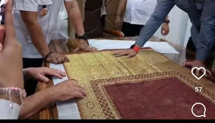 Saat dan tempat berbeda, perlakuan seakan semena-mena diberlakukan terhadap songket kuno tersebut.