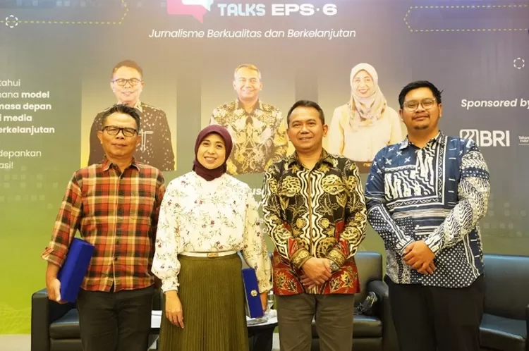 CEO Promedia, Agus Sulistriyono (kedua dari kanan) bersama CEO Props, Ilona Juwita (ketiga dari kanan) dan Ketua Komite Publisher Right, Suprapto Sastro Atmojo (paling kiri) dalam event Mediapreneur Talks di Tasikmalaya. (Dok. Promedia)