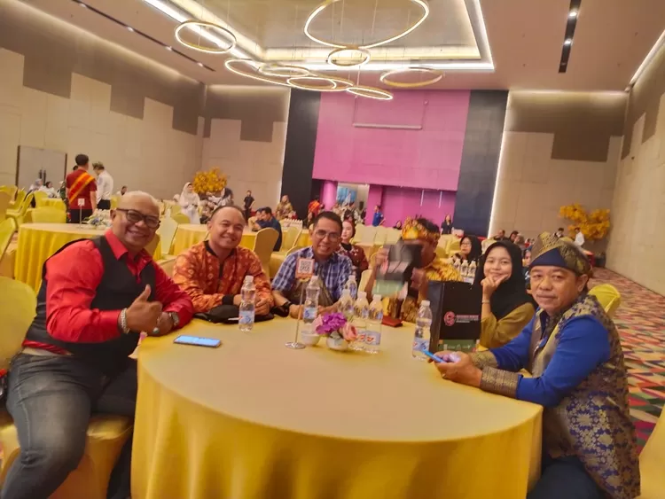 Bersama seniman dan akademisi 