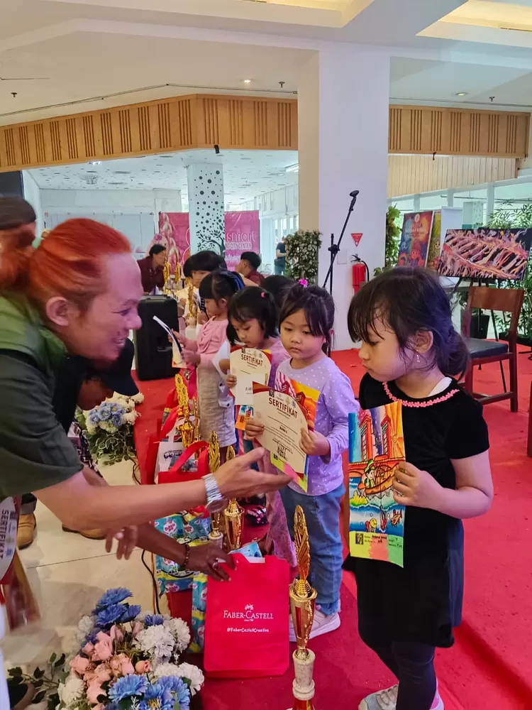 Para juara lomba mewarnai menerima hadiah dari Kak Yos