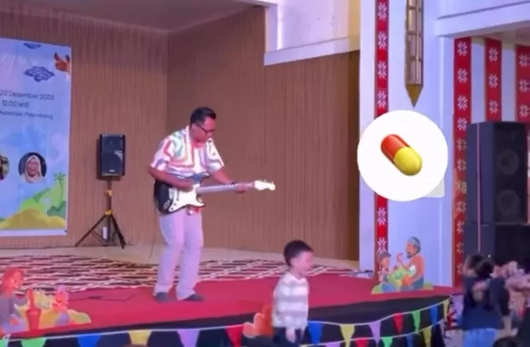 Pendongeng dengan perlengkapan musik