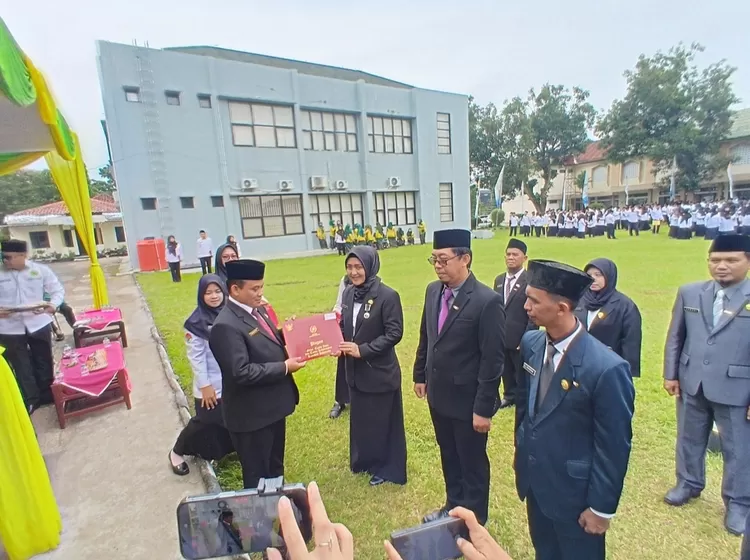 Kepala Kemenag Subang, Dr. H. Badruzaman berikan langsung penghargaan Satyalancana Karya Satya pada ASN yang telah mengabdi antara 10-20 tahun pada peringatan HAB ke-80