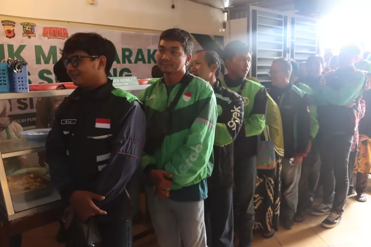 Program Makan Siang Gratis Polres Subang menyasar kelompok pekerja sektor informal, khususnya driver ojek online (ojol) 