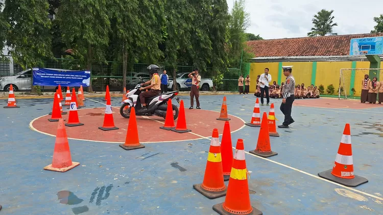Simulasi praktik berkendara dan uji SIM kepada siswa SMKN 1 Subang