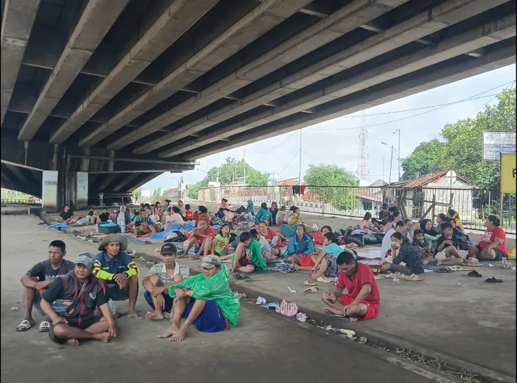 Warga Desa Mulyasari Pamanukan mengungsi dibawah Flyover Pamanukan sejak pukul 10.00 WIB 