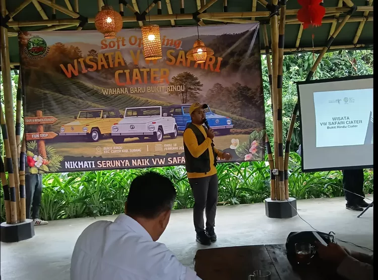 Salah satu penggagas Wisata VW Safari Ciater asal Subang, Guntara, memaparkan konsep dan tujuan pembukaan wisata tersebut saat soft opening di Bukit Rindu, Rabu 18 Februari 2026. Program ini diharapkan mampu mendorong peningkatan UMKM lokal di Kecamatan Ciater