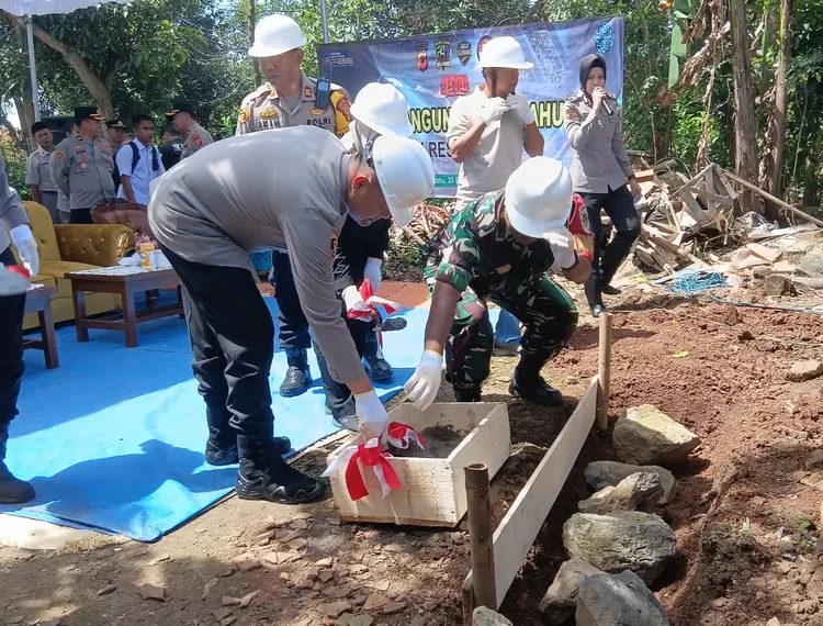 Kapolres Subang AKBP Dony Eko Wicaksono melakukan peletakan batu pertama sebagai tanda dimulainya Bedah Rumah ke-9 di rumah Ibu Ahmi (67 tahun), Desa Pangsor, Pagaden Barat. Sabtu, 28 Februari 2026