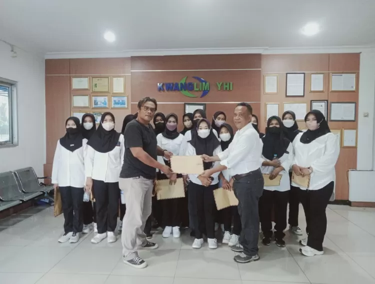 Pengelola LPK Balkondes Lembur Cigarukgak, Achmad Arrouf (kiri), menyerahkan peserta pelatihan untuk bekerja di PT Kwanglim YH Indah. Penyerahan diterima langsung oleh HRD Manager PT Kwanglim YH Indah, Sunaryo, sebagai bagian dari kerja sama penyaluran tenaga kerja hasil pelatihan.