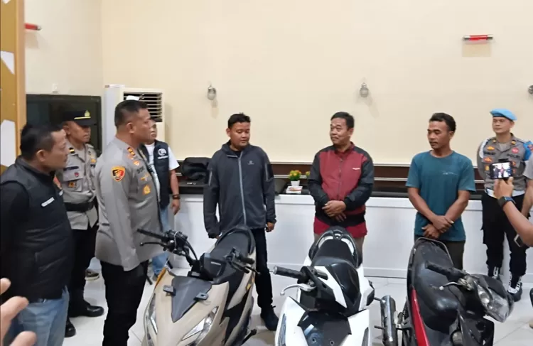 Kapolres Subang AKBP Dony Eko Wicaksono menyerahkan sepeda motor kepada korban curanmor usai konferensi pers pengungkapan kasus pencurian kendaraan bermotor di Mapolres Subang, Rabu 11 Maret 2026