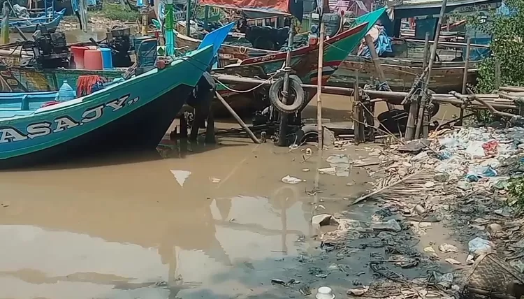 Tumpukan sampah terlihat mencemari aliran Kali Blanakan di Pantura Subang, menyebabkan pendangkalan dan menghambat aktivitas nelayan saat hendak melaut, Senin, 5 April 2026