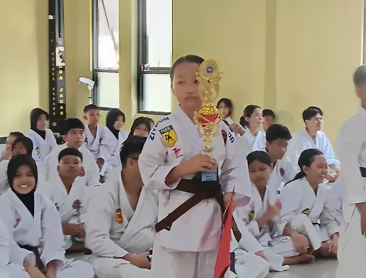 Dominic Jeslin menunjukkan prestasi gemilang dengan meraih Best of the Best (BOB) pada ujian kenaikan sabuk Inkanas Subang, menjadi inspirasi bagi para karateka lainnya, Minggu, 19 April 2026