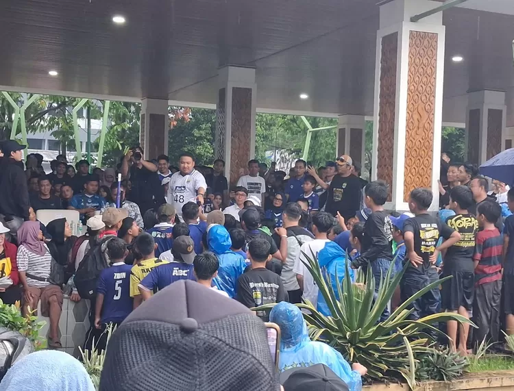 Bupati Subang Reynaldy Putra Andita Budi Raemi (Kang Rey) menghibur ribuan bobotoh dengan kuis berhadiah saat nobar Persib Bandung di Pendopo Alun-alun Subang, Sabtu, 23 Mei 2026