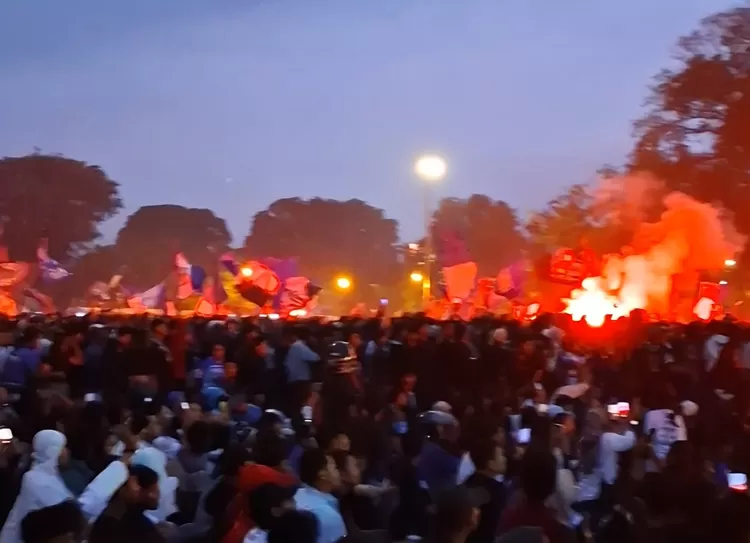 Ribuan Bobotoh menyalakan kembang api di Alun-alun Subang saat merayakan euforia hattrick Persib dalam nonton bareng, Sabtu 23 Mei 2026