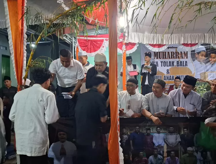 Salah satu donatur, CEO PT Aiko Negara Daha, Yovi Elpana (paling kiri), menyerahkan santunan secara langsung kepada anak yatim dalam peringatan 10 Muharam di Desa Mulyasari, Kecamatan Pamanukan, Kabupaten Subang, Rabu 24 Juni 2026 malam