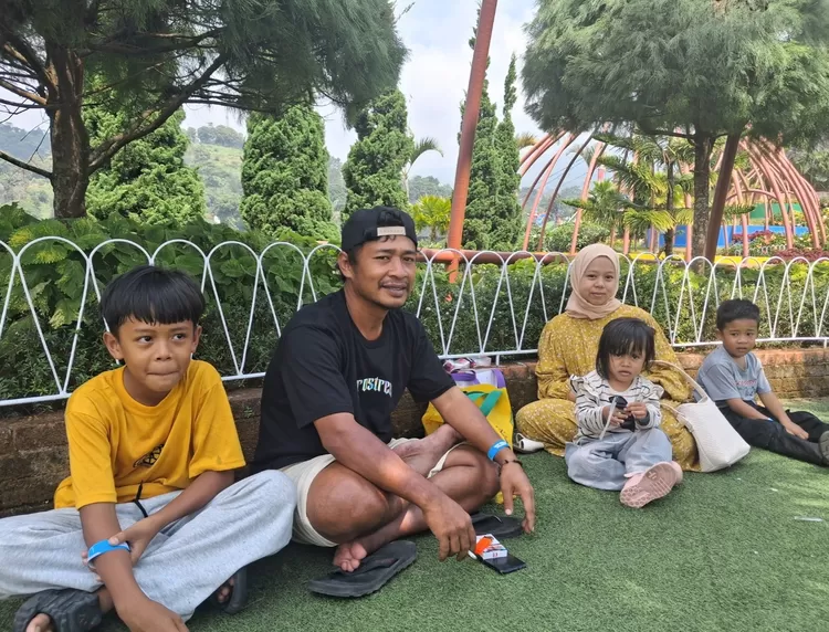 Wisatawan asal Kabupaten Purwakarta, Ari Sobari (Obang) bersama keluarganya menikmati suasana sejuk dan asri di Flora Wisata D&rsquo;Castello, Ciater, Subang, saat momen libur sekolah