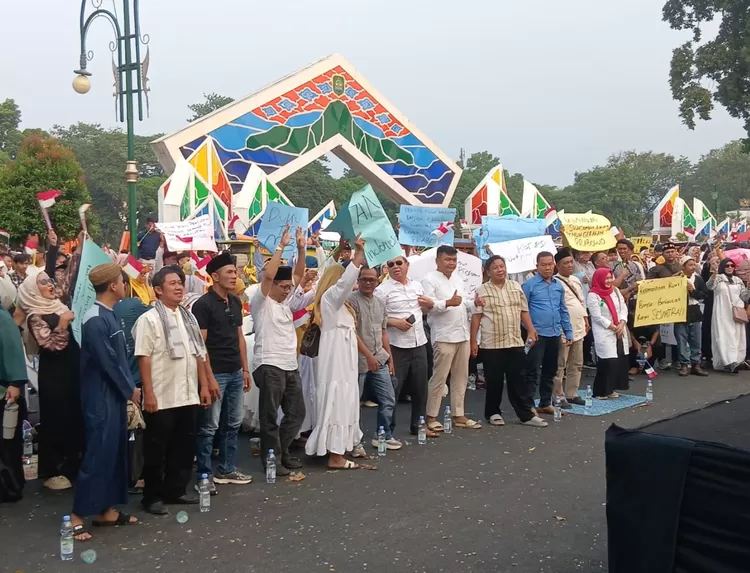 Tokoh masyarakat Kabupaten Subang, Bambang Herdadi (kemeja biru), bersama sejumlah tokoh masyarakat lainnya saat menghadiri kegiatan istighosah dan doa bersama di Subang, Jumat 3 Juli 2026