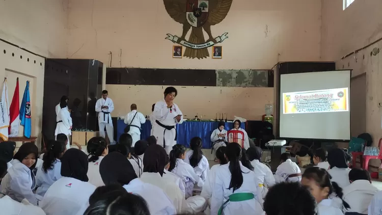 Ketua Harian Inkanas Subang, Kompol (Purn) Yayah Rokayah memberikan arahan kepada para karateka dalam prosesi penyematan sabuk di Aula Kecamatan Jalancagak, Minggu 5 Juli 2026